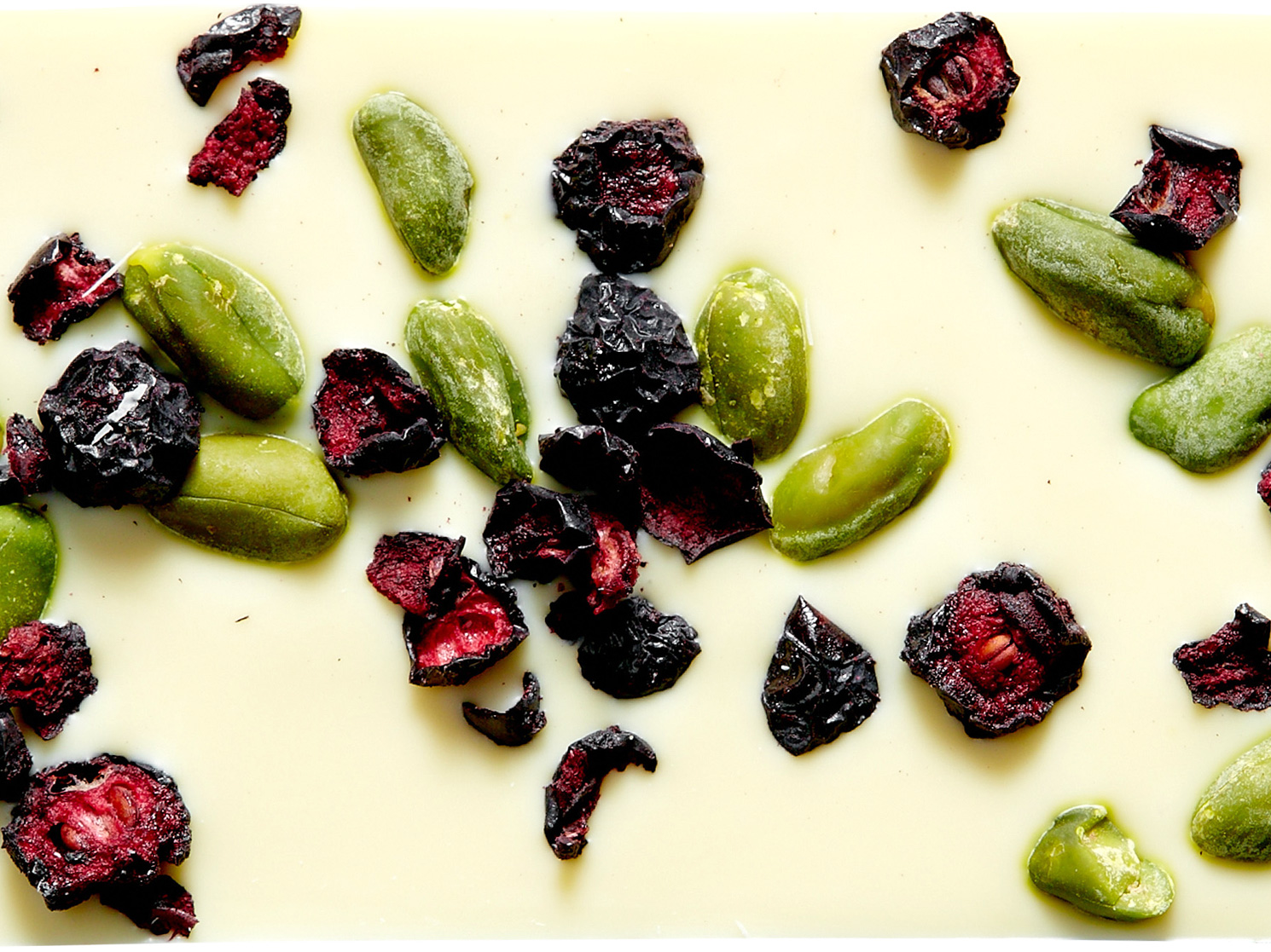 Biała czekolada bez dodatku cukru – aronia, pistacja 53 g - obrazek 2